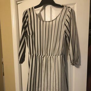 Black and white 3/4 sleeve dress